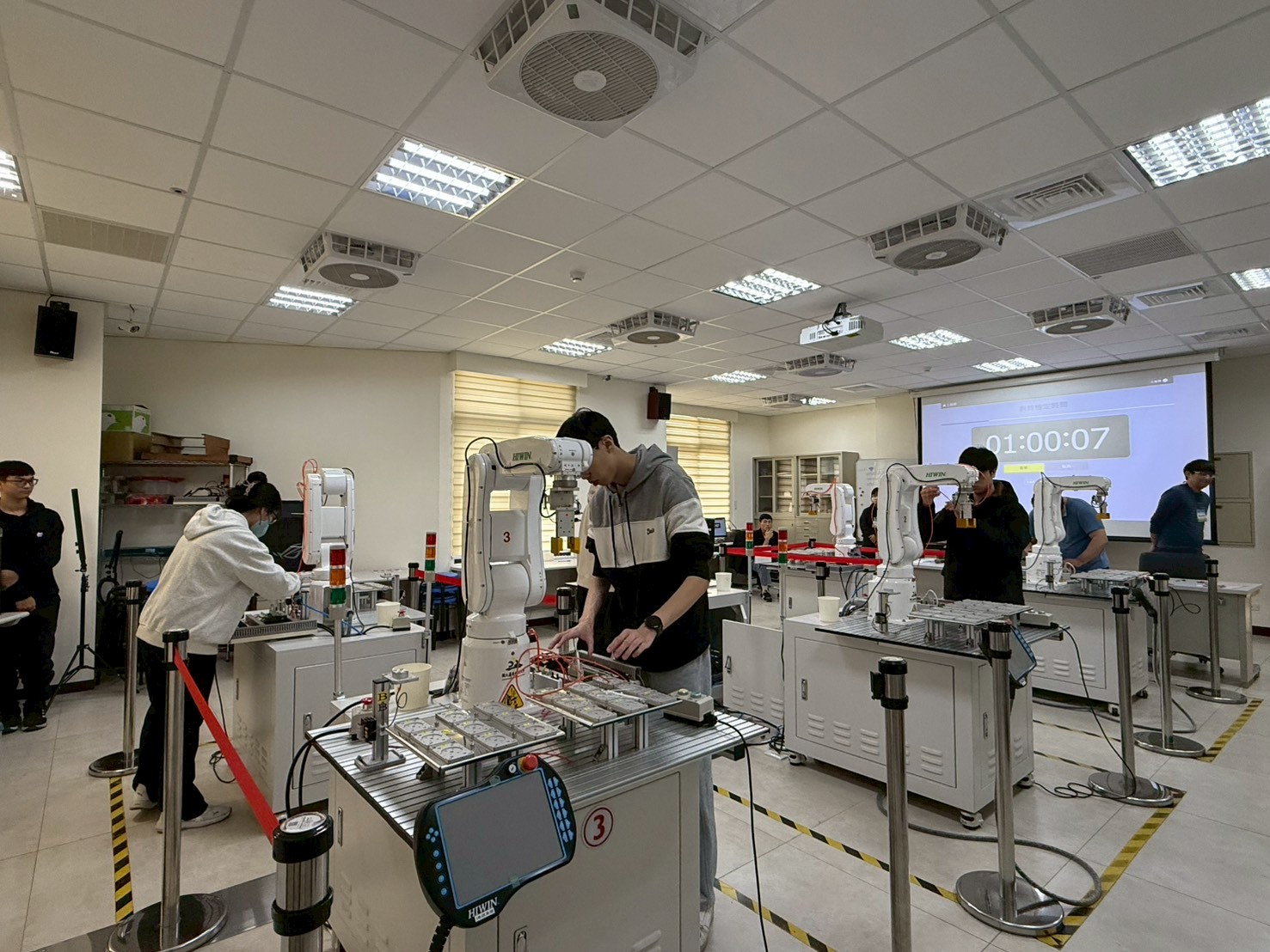 You are currently viewing 賀! 本系20位同學通過機器人工程師初階術科檢定